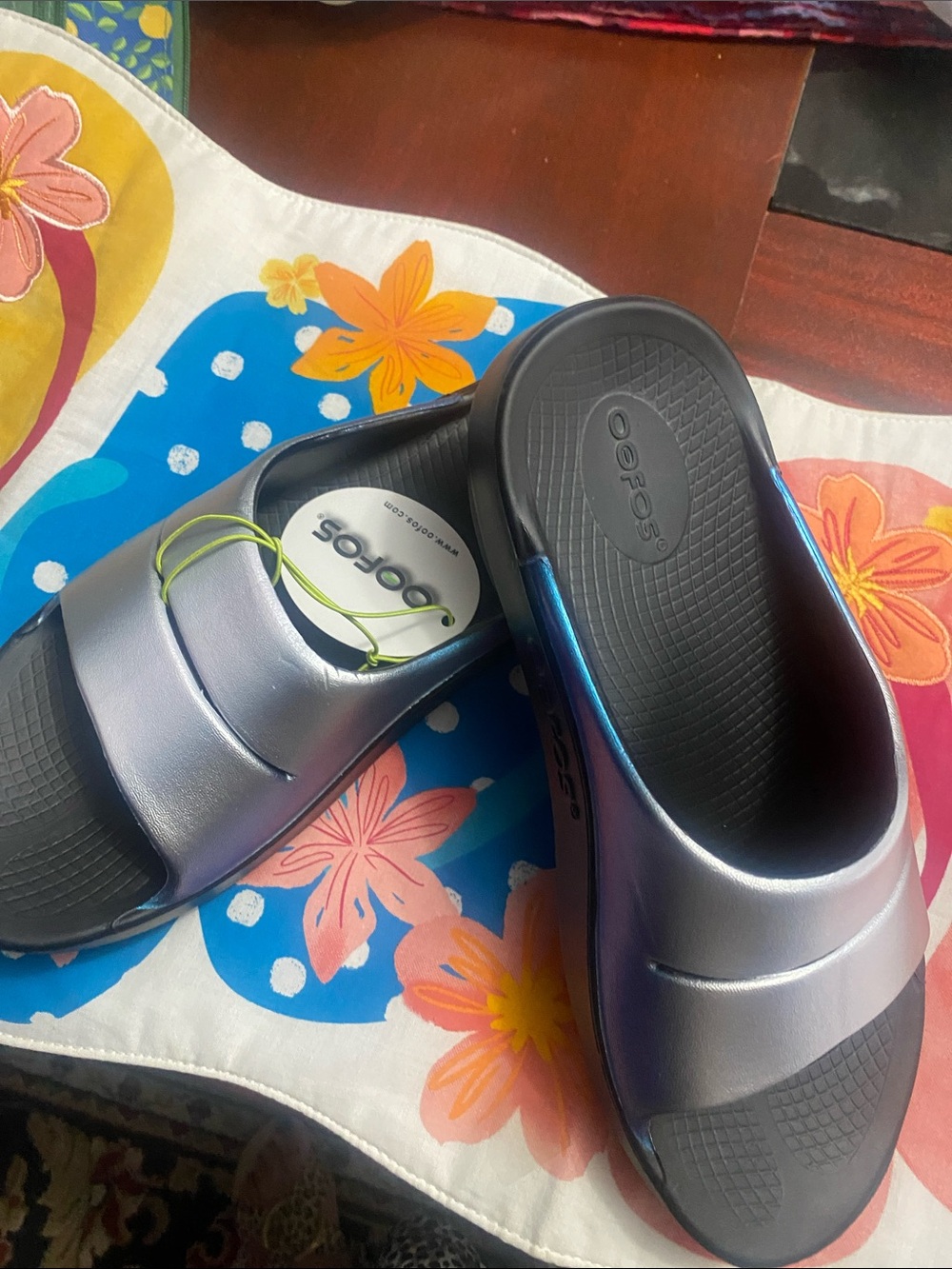 OOFOS Women's Slide Sandals OOAHH Luxe “Frost”  Size 7  Metallic Silver/Blue - Picture 3 of 10